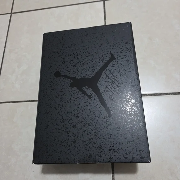 Air Jordan 4 Retro Sneakers - Picture 4 of 6